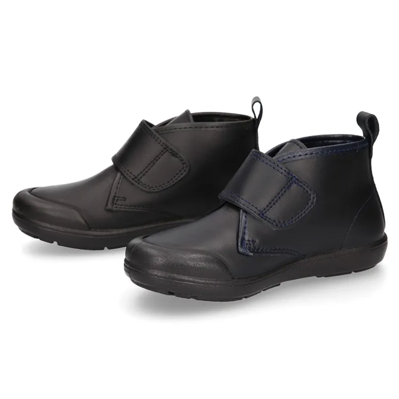 Bota colegial niño OKAA sin cordones y puntera reforzada en piel lavable.