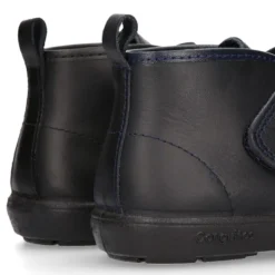 Bota colegial niño OKAA sin cordones y puntera reforzada en piel lavable.