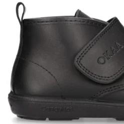 Bota colegial niño OKAA sin cordones y puntera reforzada en piel lavable.