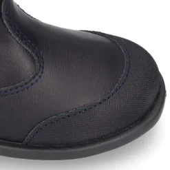 Bota colegial niños con puntera reforzada en piel lavable.