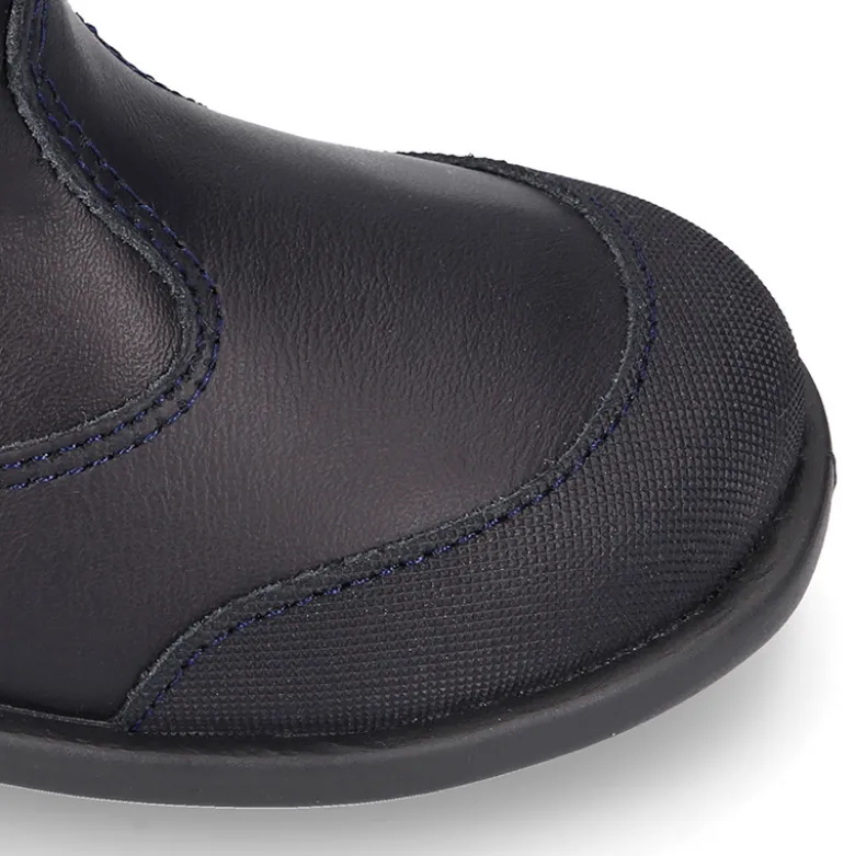 Bota colegial niños con puntera reforzada en piel lavable.