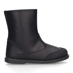 Bota colegial niños con puntera reforzada en piel lavable.