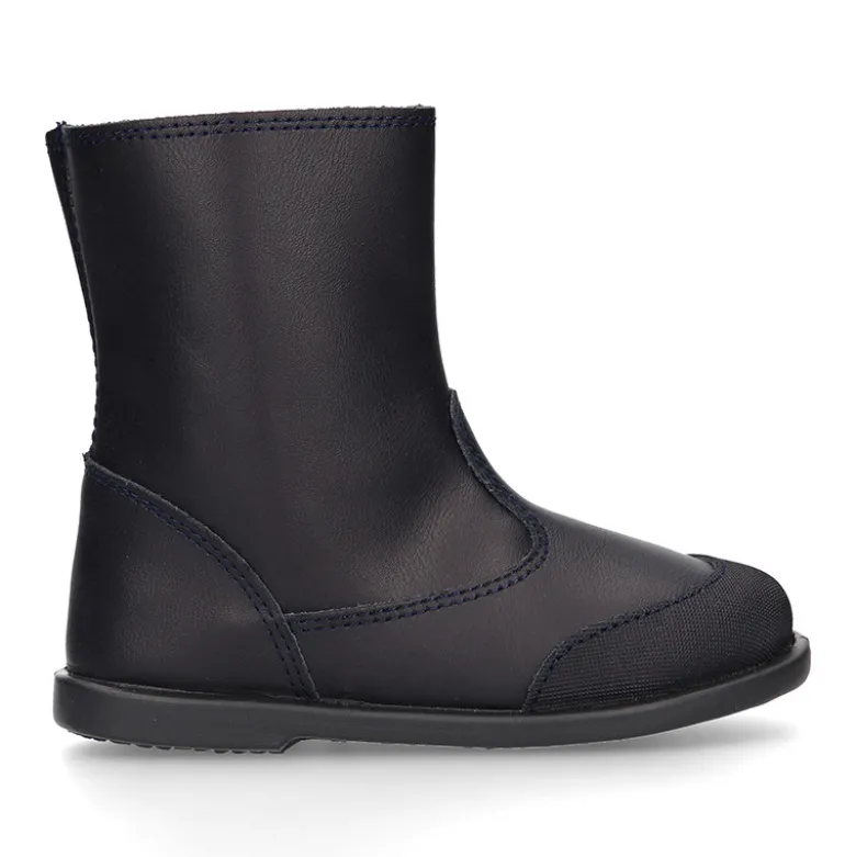 Bota colegial niños con puntera reforzada en piel lavable.