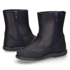 Bota colegial niños con puntera reforzada en piel lavable.