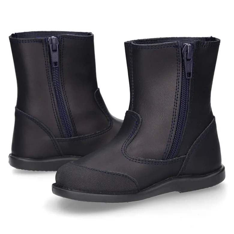Bota colegial niños con puntera reforzada en piel lavable.