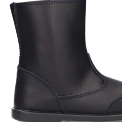 Bota colegial niños con puntera reforzada en piel lavable.