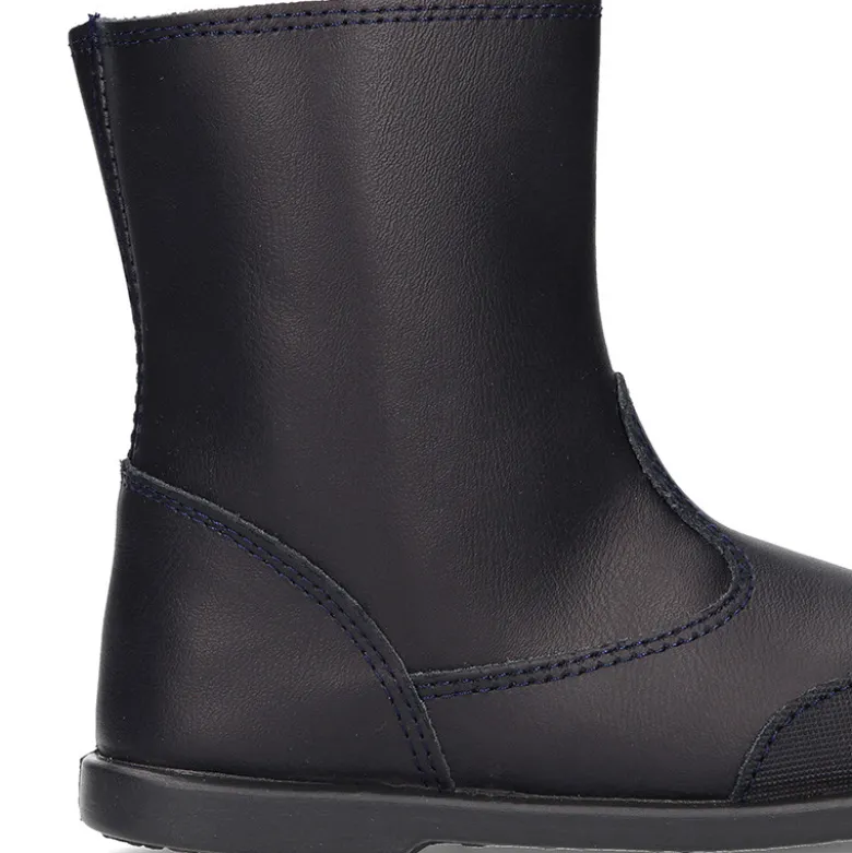 Bota colegial niños con puntera reforzada en piel lavable.
