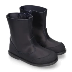 Bota colegial niños con puntera reforzada en piel lavable.