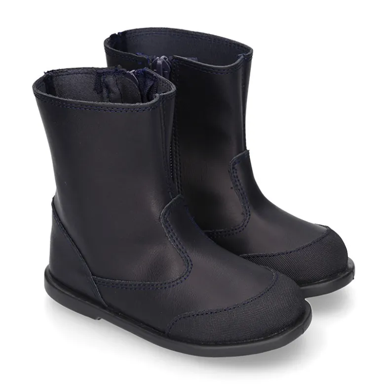 Bota colegial niños con puntera reforzada en piel lavable.