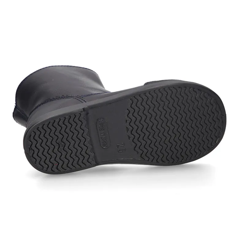 Bota colegial niños con puntera reforzada en piel lavable.