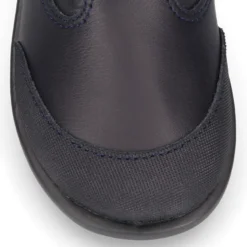 Bota colegial niños con puntera reforzada en piel lavable.