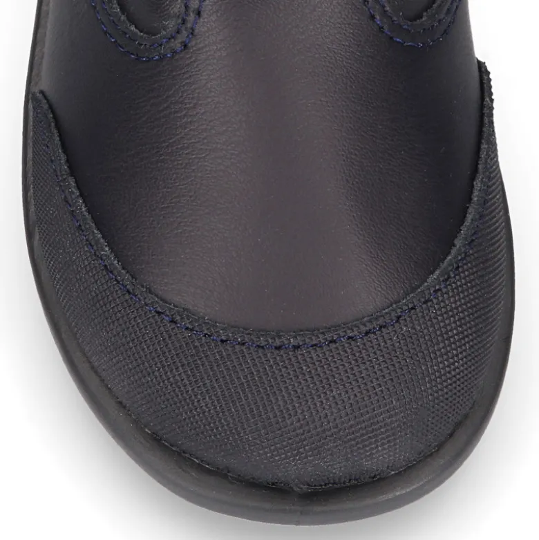 Bota colegial niños con puntera reforzada en piel lavable.