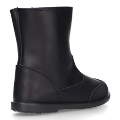 Bota colegial niños con puntera reforzada en piel lavable.