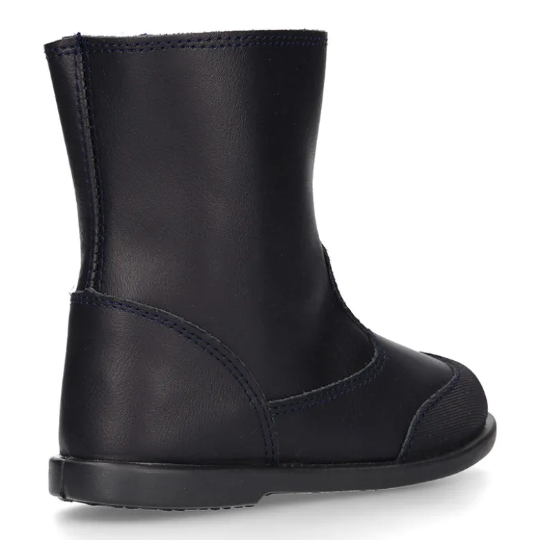 Bota colegial niños con puntera reforzada en piel lavable.