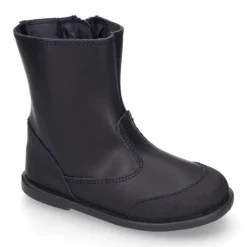 Bota colegial niños con puntera reforzada en piel lavable.
