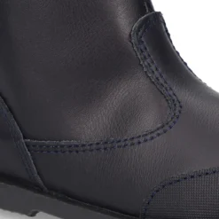 Bota colegial niños con puntera reforzada en piel lavable.