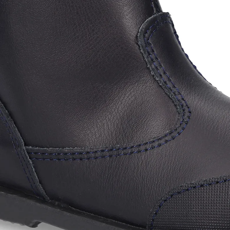 Bota colegial niños con puntera reforzada en piel lavable.