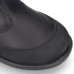 Bota colegial niños con puntera reforzada en piel lavable.