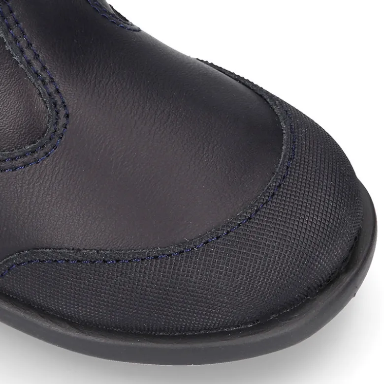 Bota colegial niños con puntera reforzada en piel lavable.