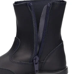 Bota colegial niños con puntera reforzada en piel lavable.
