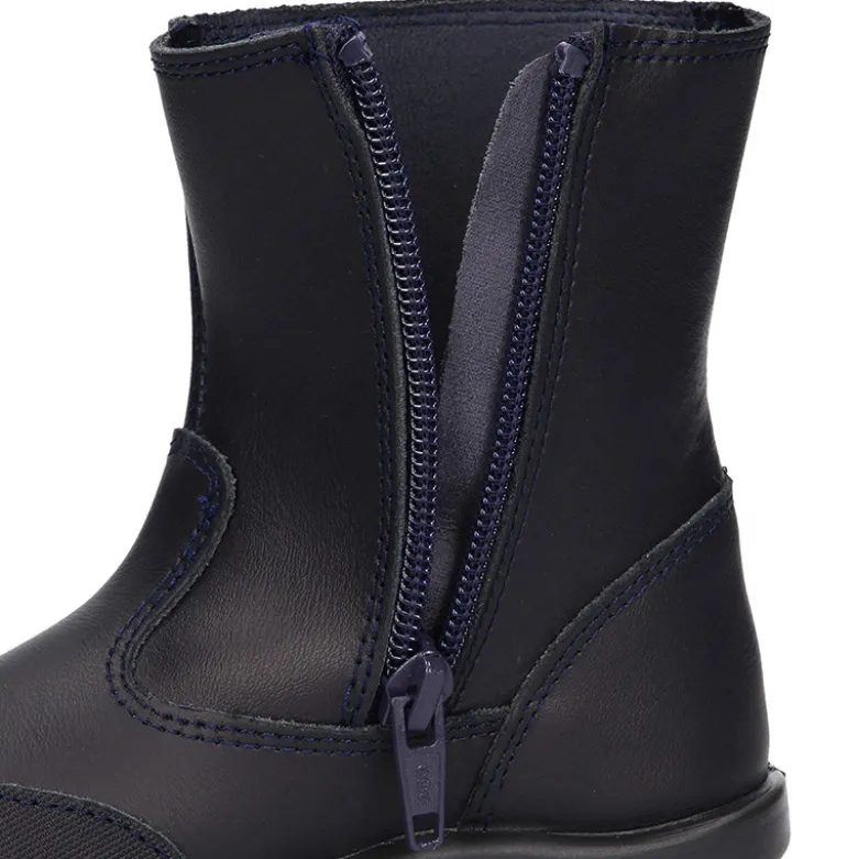 Bota colegial niños con puntera reforzada en piel lavable.