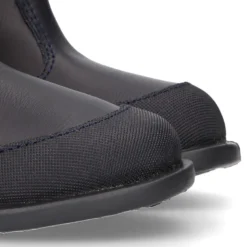Bota colegial niños con puntera reforzada en piel lavable.