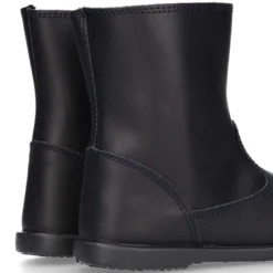 Bota colegial niños con puntera reforzada en piel lavable.