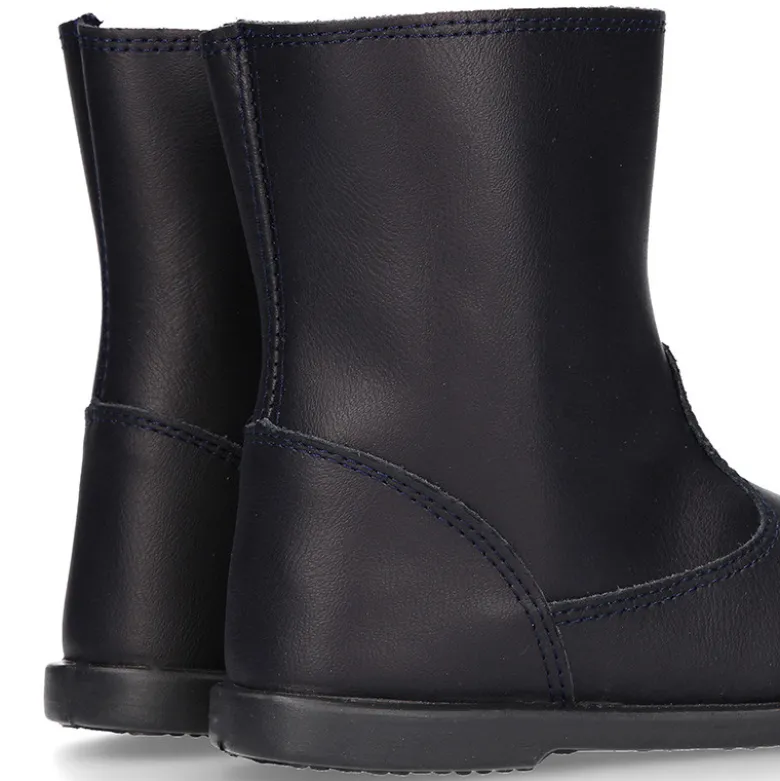 Bota colegial niños con puntera reforzada en piel lavable.