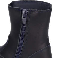 Bota colegial niños con puntera reforzada en piel lavable.