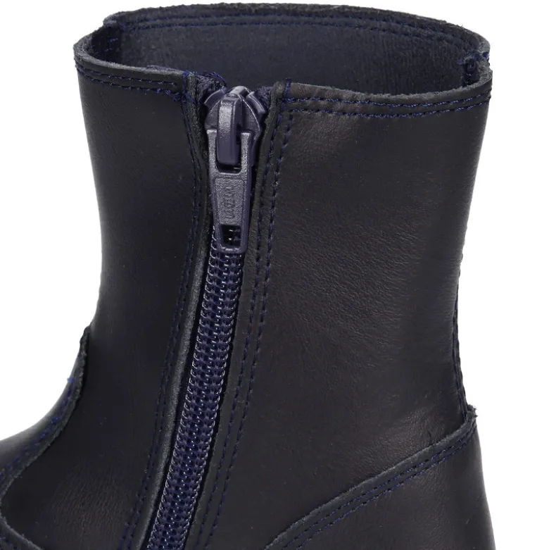 Bota colegial niños con puntera reforzada en piel lavable.