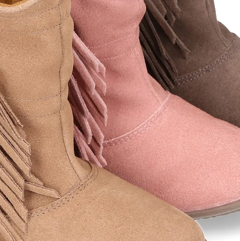 Bota con FLECOS laterales en piel serraje.