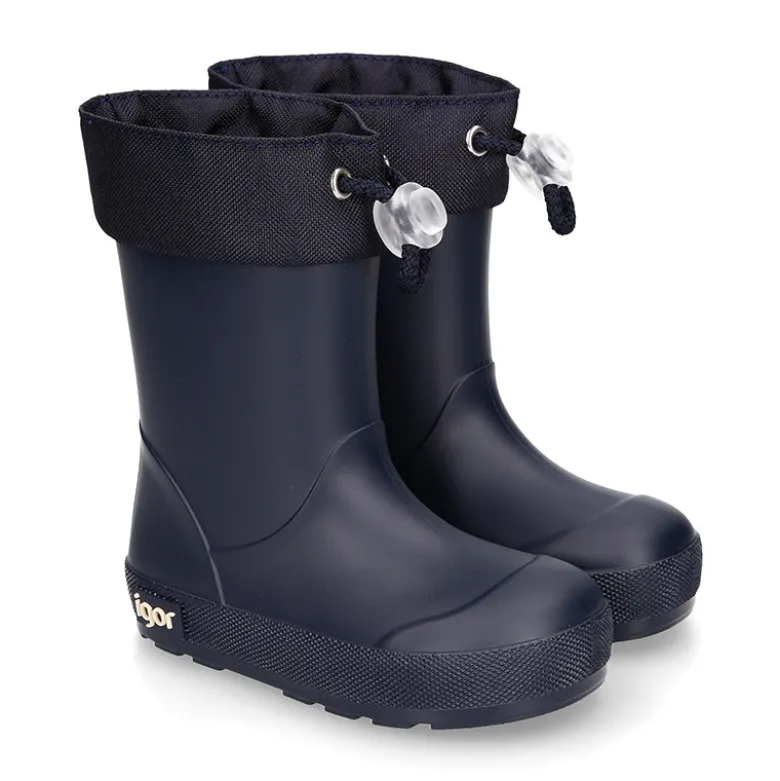 Bota de agua niños modelo respetuoso de Igor en azul marino y con cuello ajustable.