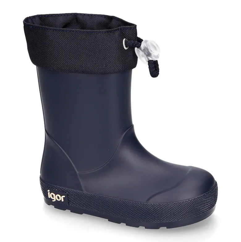 Bota de agua niños modelo respetuoso de Igor en azul marino y con cuello ajustable.