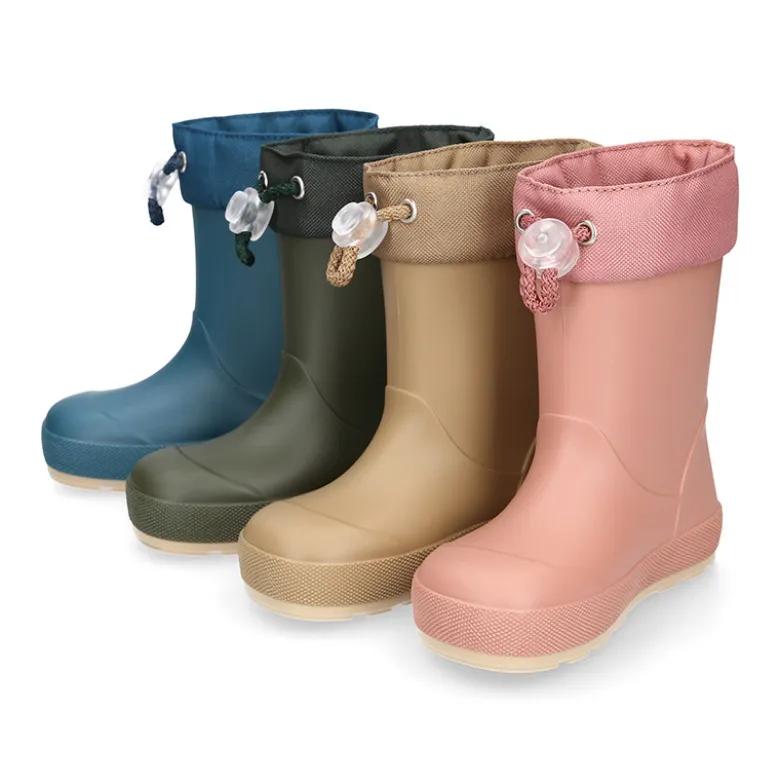 Bota de agua niños modelo respetuoso de Igor con cuello ajustable.
