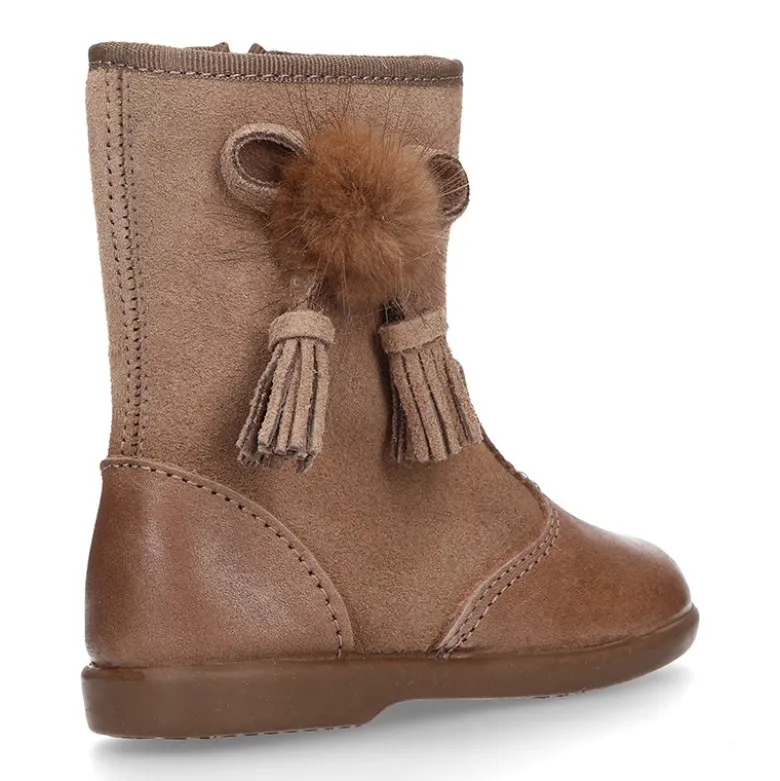 Bota niña con BORLAS y POMPONES de pelo en piel combinada.
