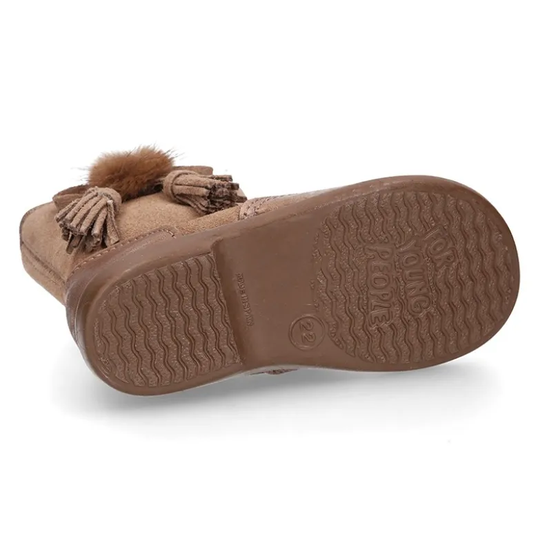 Bota niña con BORLAS y POMPONES de pelo en piel combinada.