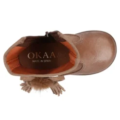Bota niña con BORLAS y POMPONES de pelo en piel combinada.