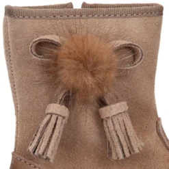 Bota niña con BORLAS y POMPONES de pelo en piel combinada.