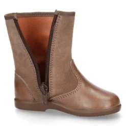 Bota niña con BORLAS y POMPONES de pelo en piel combinada.