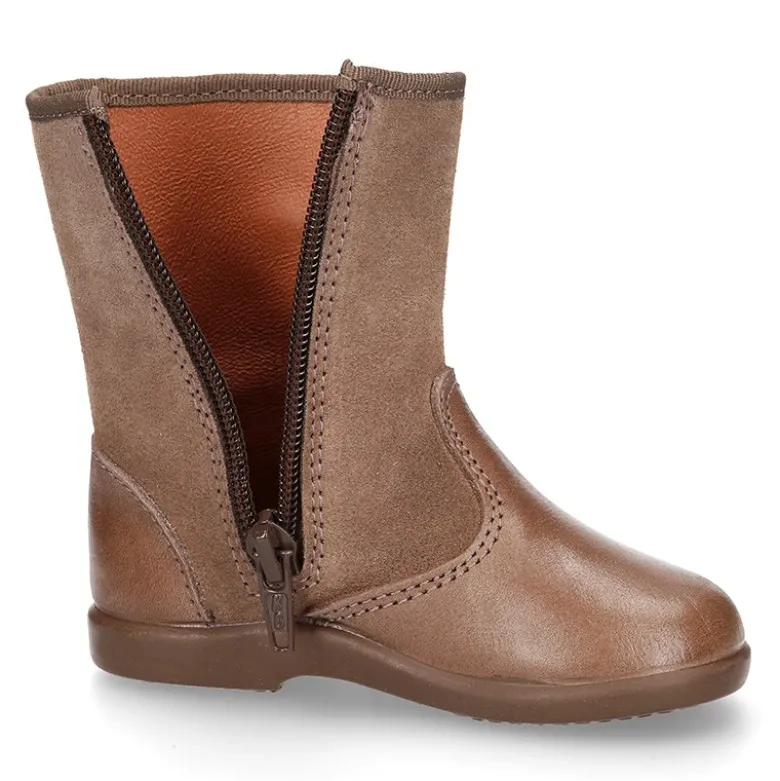 Bota niña con BORLAS y POMPONES de pelo en piel combinada.