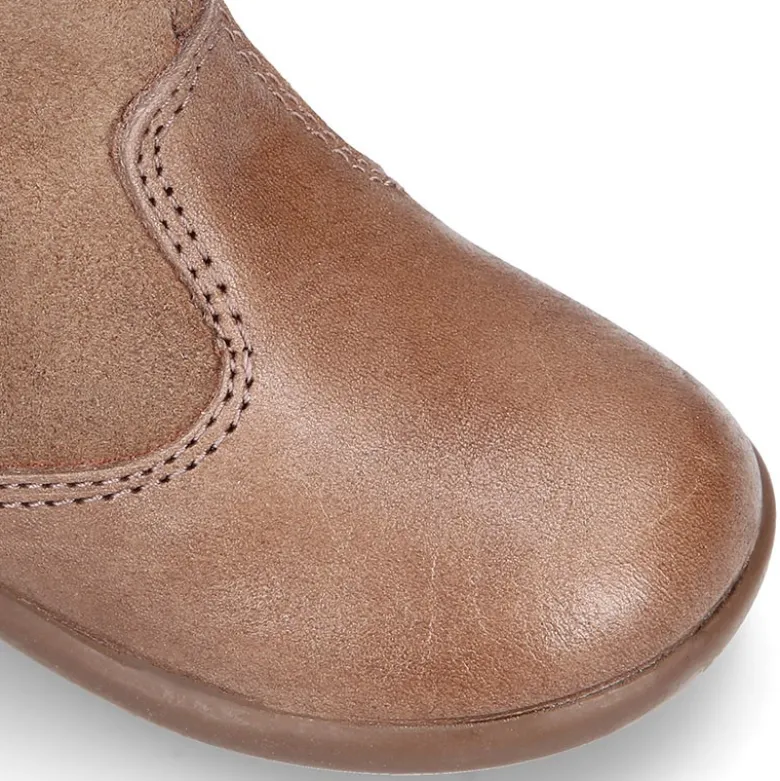 Bota niña con BORLAS y POMPONES de pelo en piel combinada.