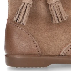 Bota niña con BORLAS y POMPONES de pelo en piel combinada.