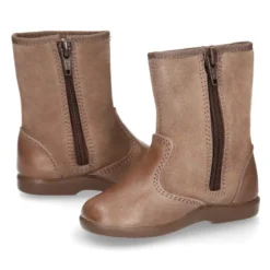 Bota niña con BORLAS y POMPONES de pelo en piel combinada.