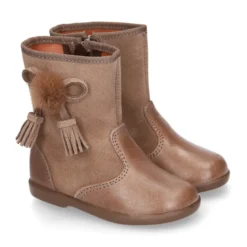 Bota niña con BORLAS y POMPONES de pelo en piel combinada.