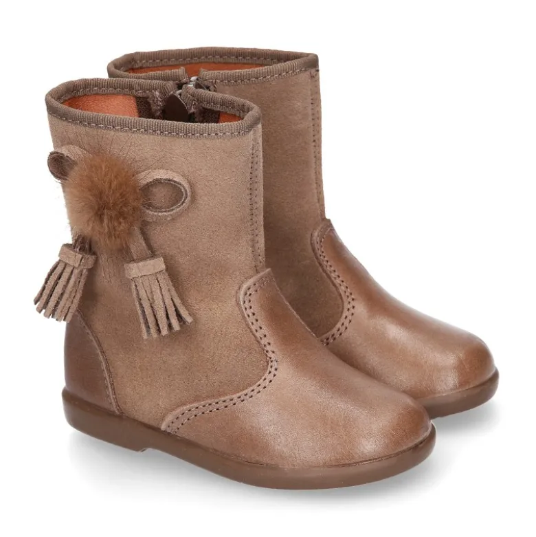 Bota niña con BORLAS y POMPONES de pelo en piel combinada.