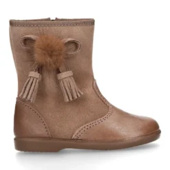 Bota niña con BORLAS y POMPONES de pelo en piel combinada.