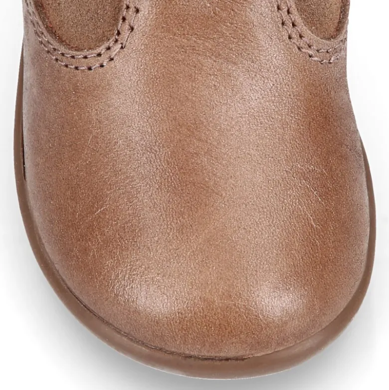Bota niña con BORLAS y POMPONES de pelo en piel combinada.