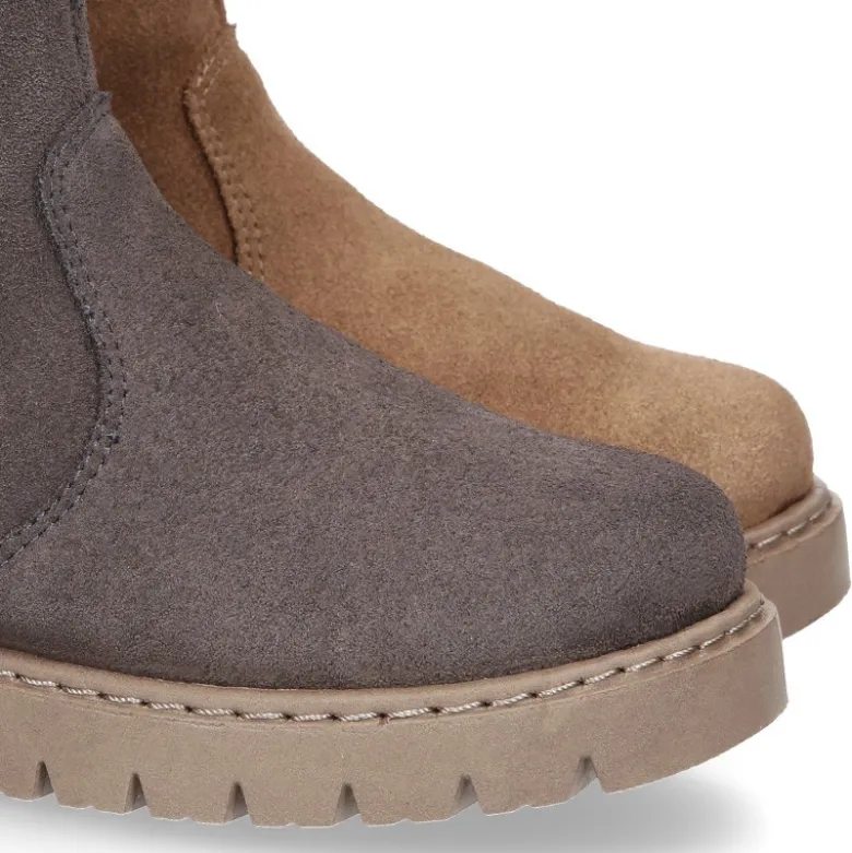 Bota niña con cuello de PELO y suela gruesa en piel serraje.