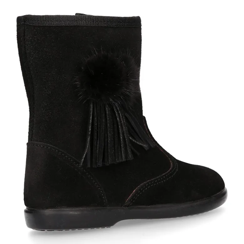 Bota niña con flecos y POMPONES de pelo en piel serraje.