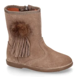Bota niña con flecos y POMPONES de pelo en piel serraje.